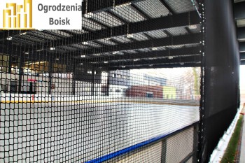 Boisko sportowe - zabezpieczająca siatka na boisko - Osłonowe siatki ochronne